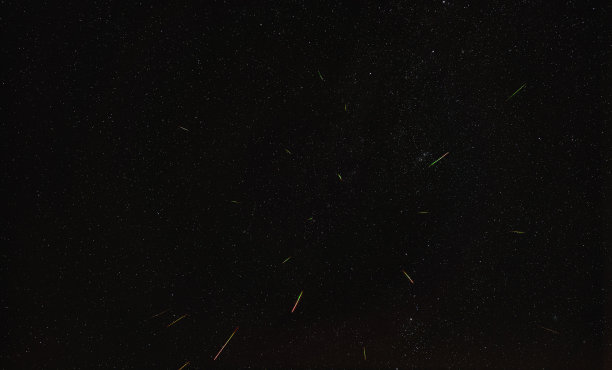 2021年8月12日英仙座流星雨——长曝光照片，中心似乎在英仙座的Miram星周围图片下载