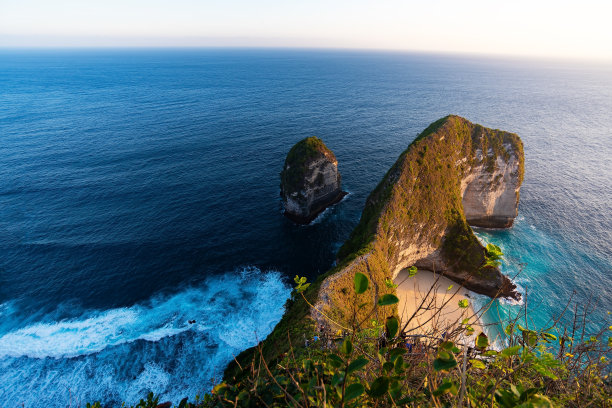 印度尼西亚巴厘岛附近的努萨佩尼达岛上美丽的克林金海滩和岩石。暑假概念，去亚洲旅游。图片下载