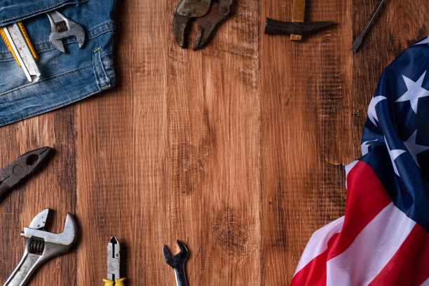 俯视图设计概念劳动节与工作工具和牛仔裤。图片下载