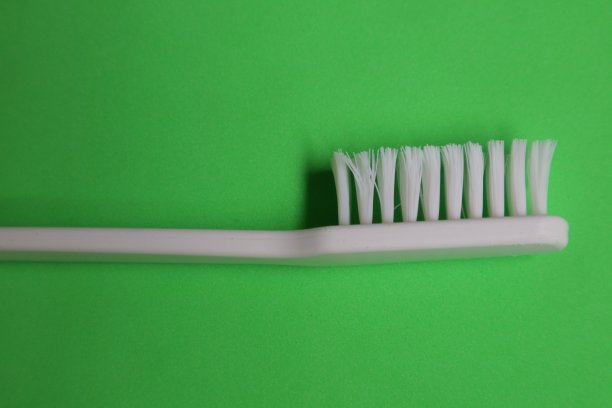 用牙刷在孤立的背景照片上清洁牙齿图片下载