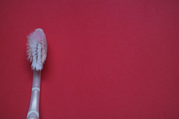 用牙刷在孤立的背景照片上清洁牙齿图片下载