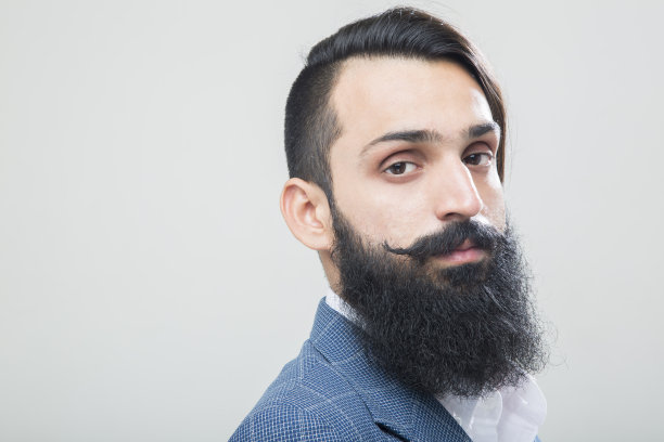年轻的大胡子男人的肖像:-库存照片图片下载