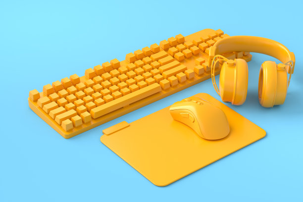 俯视图玩家的工作空间和齿轮，如鼠标，键盘，操纵杆图片下载