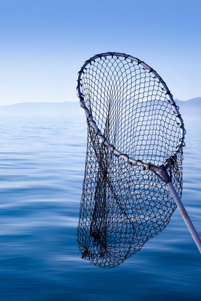 蓝色大海里的渔网图片下载