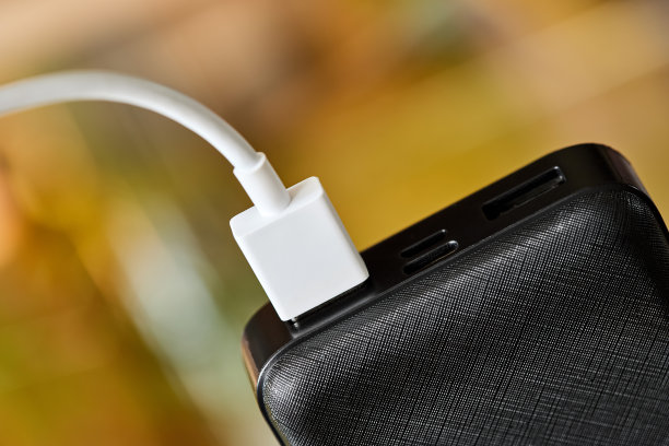 USB接口连接到移动电源。充电设备。特写,有选择性的重点图片下载
