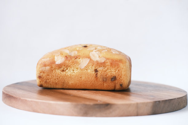 切面包的蛋糕片在砧板上图片下载