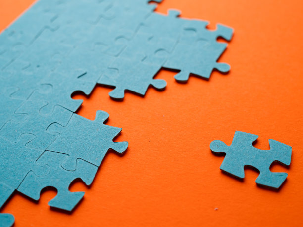 从混沌到有序，概念。谜题元素向正确组装的谜题移动。图片下载