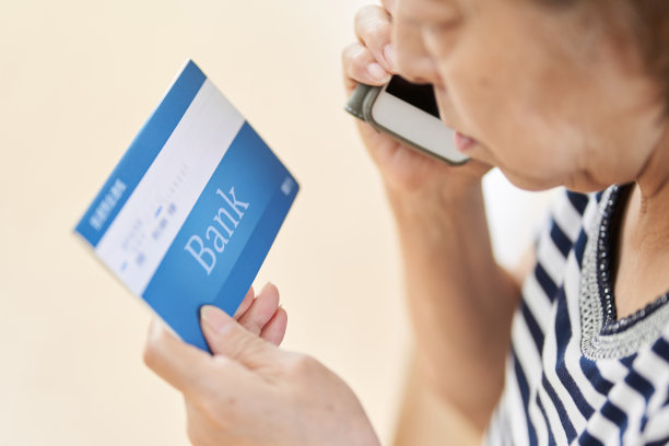 看着存折打电话的老人图片下载