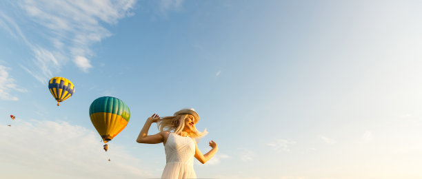 一位正在欣赏气球美景的女游客。快乐的旅游概念图片下载