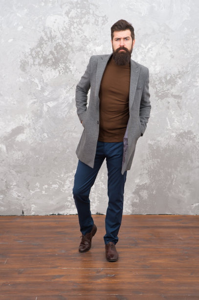 男装和时尚概念。一个英俊的留着胡子的商人穿着豪华的正装。男人残忍的时尚模特。商务人士时尚风格。办公室正式服装。曾经看起来很完美图片下载