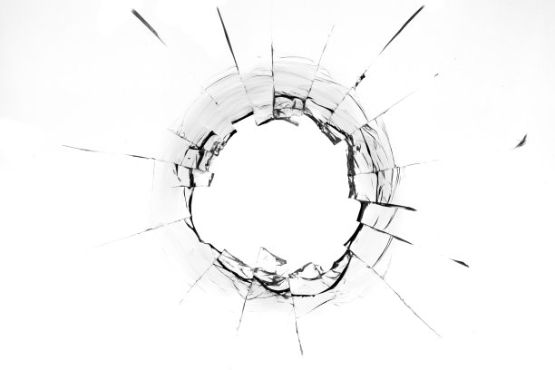 拼贴从一个球在玻璃上的洞，裂纹的白色背景图片下载