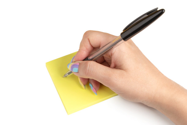 手与笔在纸孤立的白色背景图片下载