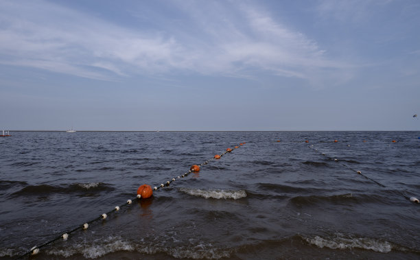 漂浮在海上的浮标图片下载