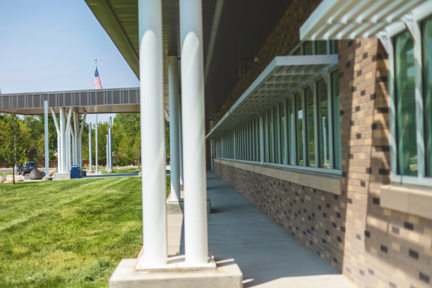 一所全新的公立学校外立面现代教育大楼照片系列图片下载