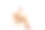 穿着游泳短裤的健美男子坐在沙滩椅上，手里拿着一杯鸡尾酒图片下载