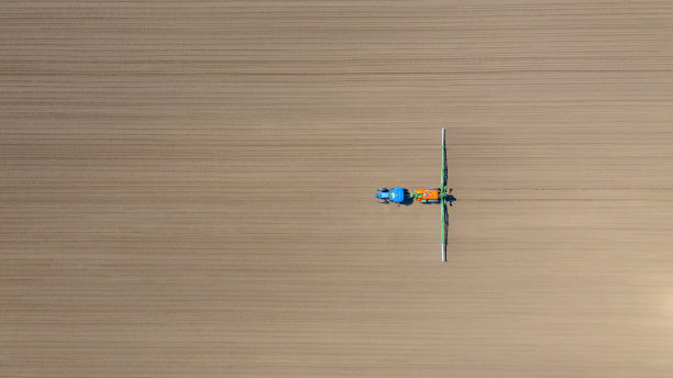 用喷雾剂、除草剂、农药作为喷雾剂的拖拉机鸟瞰图图片下载