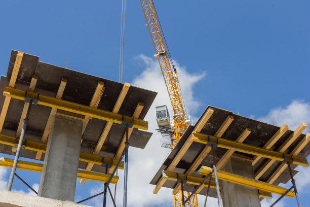 整体建筑模板。基于单片机技术的建筑施工。在建筑工地建造单块墙。图片下载