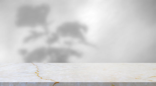 大理石桌子与树阴影落在白色的墙壁背景为实物产品展示图片下载