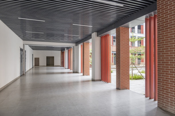 空空的长走廊在现代学校大楼。图片下载