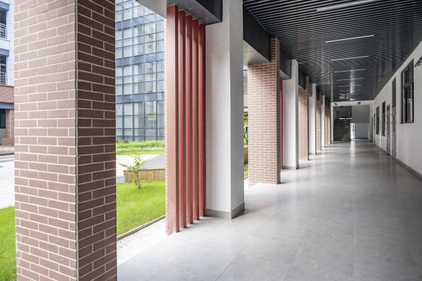 空空的长走廊在现代学校大楼。图片下载