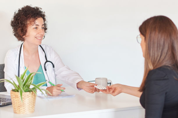 女医生在她的办公室里开一些药图片下载