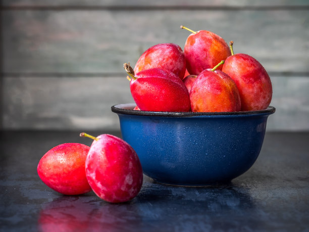 蓝杯红梅子，美味的甜点图片下载