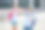 一个女孩和一个男孩在校园里。一个女孩用笔记本打了一个男生的头。在学校欺负图片下载