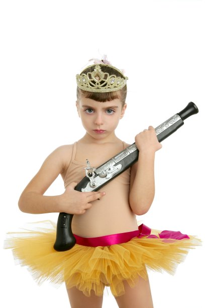 漂亮的芭蕾舞小女孩带着冒失鬼图片下载