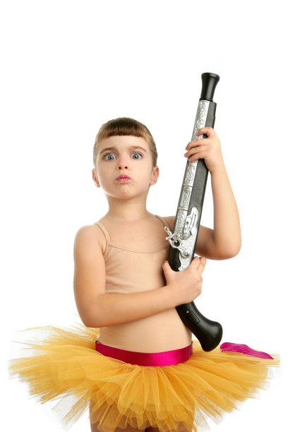 漂亮的芭蕾舞小女孩带着冒失鬼图片下载