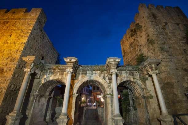 土耳其安塔利亚古城Kaleici的夜景-建筑背景图片下载