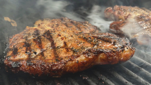 烧烤烤肋眼牛排与烟和火焰照片系列图片下载