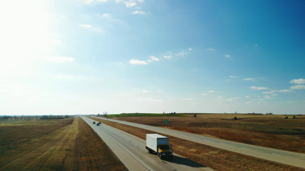 箱子卡车和州际公路上的车辆照片系列图片下载