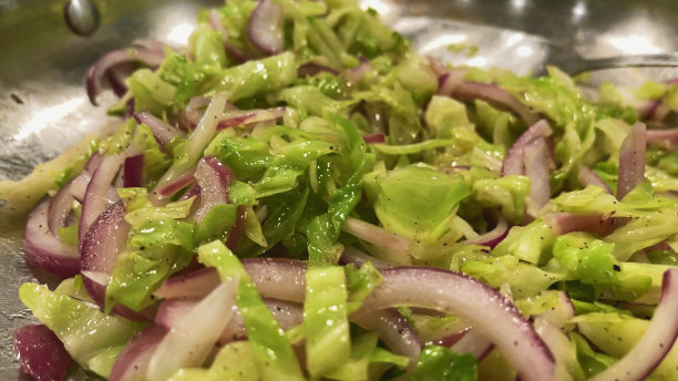 卷心菜和西班牙红洋葱在炉子上的不锈钢锅照片系列图片下载