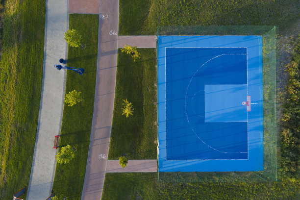 篮球场与蓝色涂层俯视图。图片下载