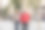 一个老男人和他的妻子在街上悠闲地散步。图片下载