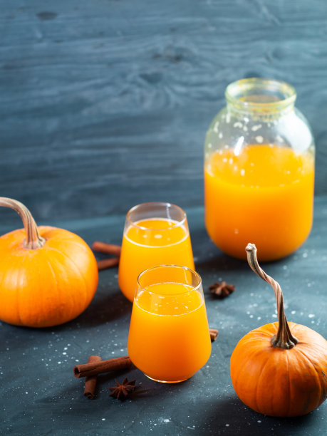 南瓜汁玻璃杯，传统的天然秋季饮料图片下载