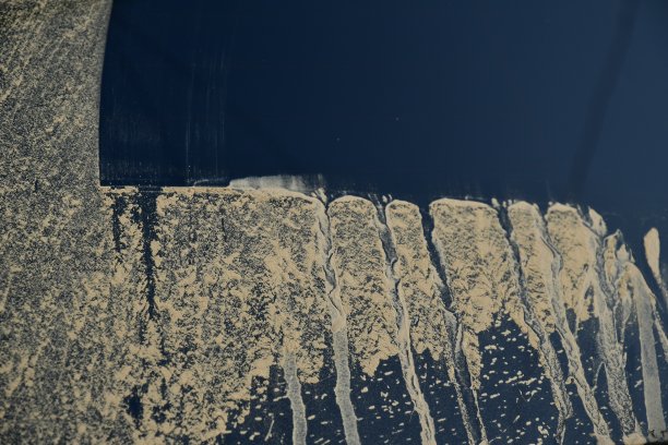 洗车后，车窗上滴满了污物图片下载