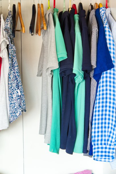 挂在衣架上作为二手衣服在跳蚤市场上展示的一组衣服图片下载