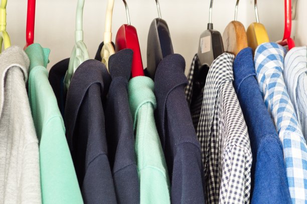 挂在衣架上作为二手衣服在跳蚤市场上展示的一组衣服图片下载