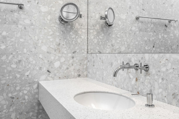 陈设现代极简浴室内部与浴室铬配件和灰色瓷砖图片下载