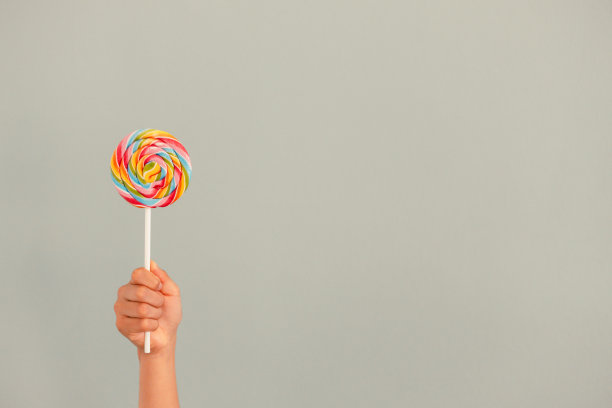 手里拿着棒棒糖，有复印空间图片下载