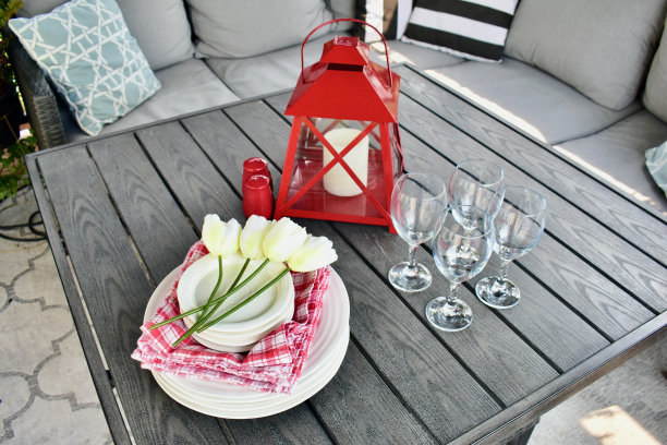 户外夏季露台咖啡桌简单的乡村乡村野餐主题晚餐和晚上图片下载