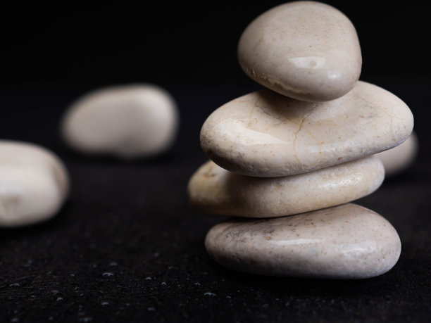 白色石头堆叠的画面图片下载