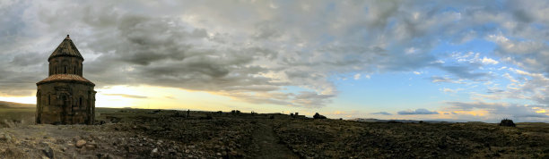 阿尼废墟，卡尔斯省，山和多云的天空在日落照片。图片下载