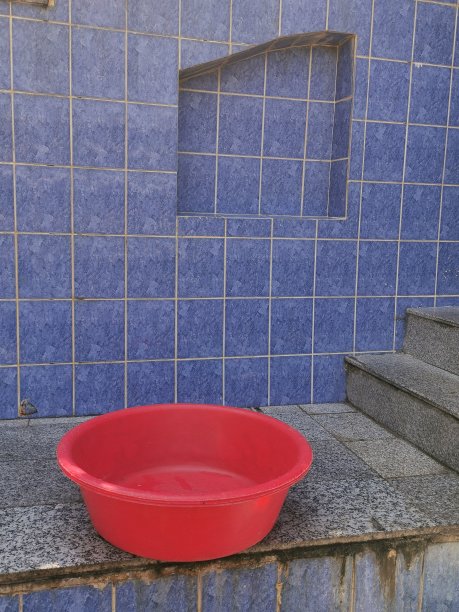 土耳其地中海风格，亮红色塑料碗和蓝色瓷砖设计图片下载