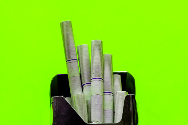 黑色包装的香烟图片下载