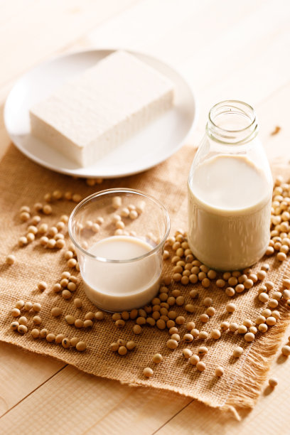 木桌上的一瓶豆奶图片下载