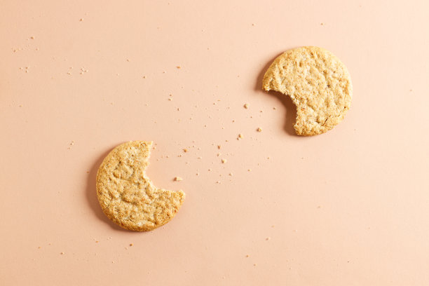 橙色背景上的甜饼。图片下载