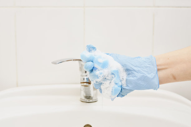 一只手拿着泡沫海绵图片下载