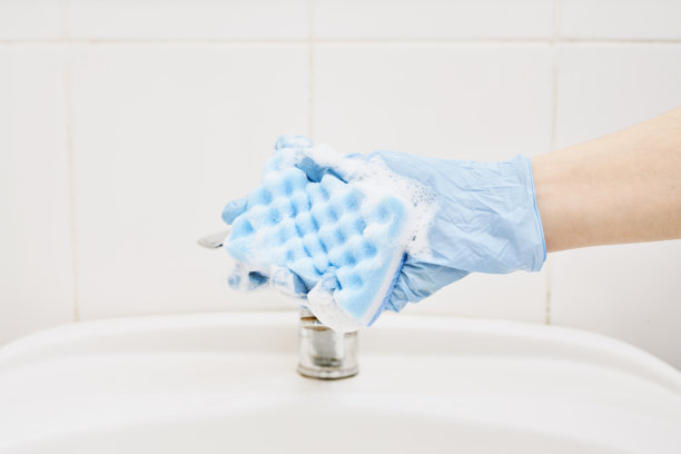 一只手拿着泡沫海绵图片下载